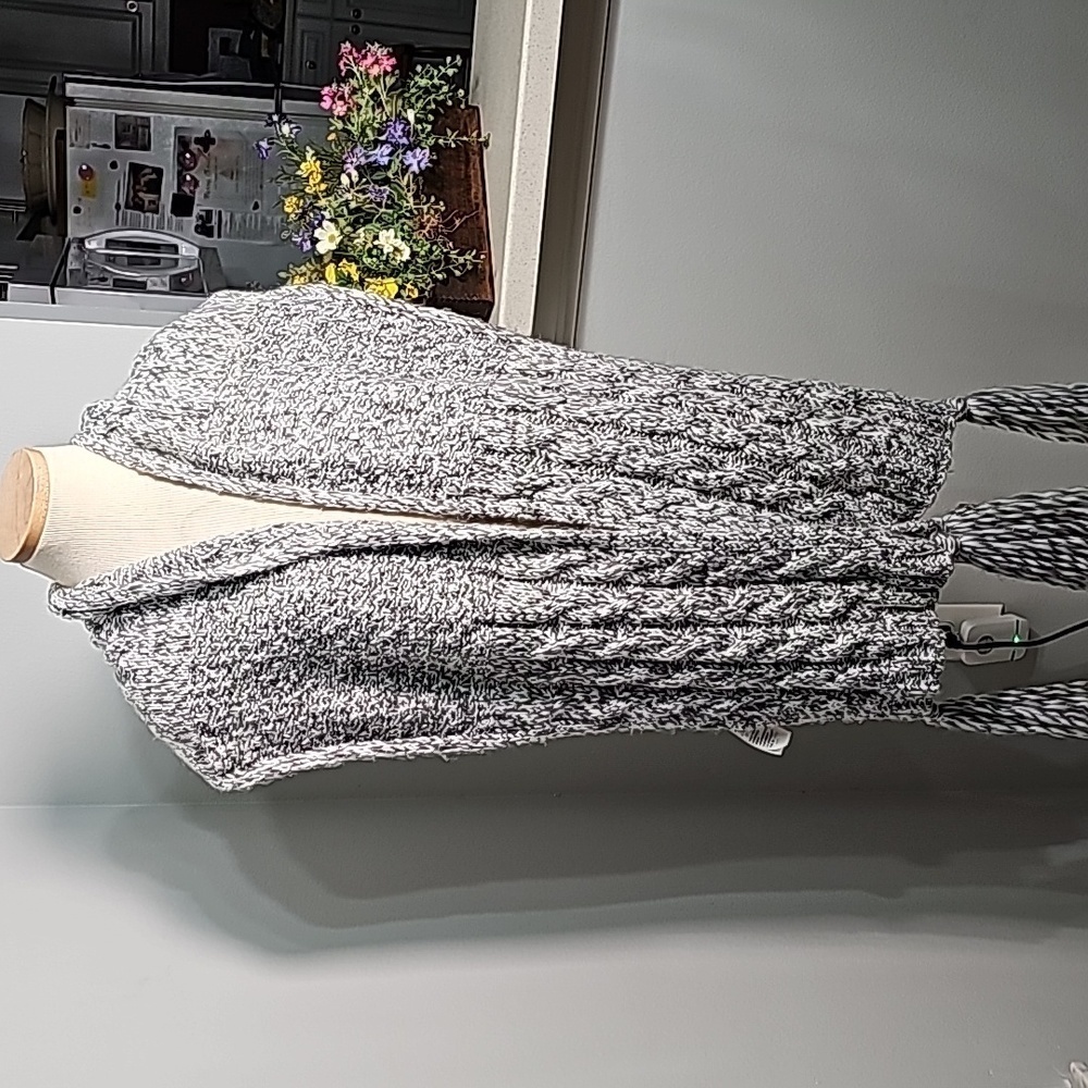 HOLISTER, LARGE 72" X 10". Super soft scarf. WITH TASSELS‎